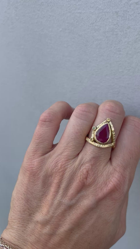 Big Ruby Ring in 18kt yellow Gold